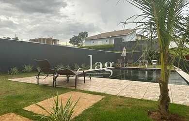 Imagem: A casa em condomínio possui 4 Dormitórios, 4 Banheiros, 5