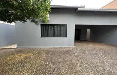 Imagem: A casa possui 3 Dormitórios, 2 Banheiros, 3 Vagas na garagem