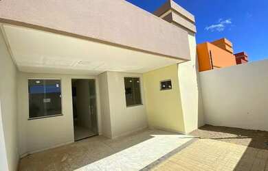 Imagem: A casa possui 3 Dormitórios, 2 Banheiros, 1 Vaga na garagem