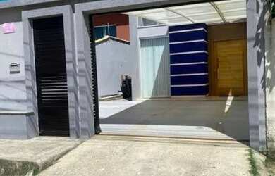 Imagem: A casa possui 3 Dormitórios, 4 Banheiros, 2 Vagas na garagem