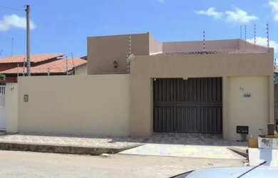 Imagem: A casa possui 3 Dormitórios, 2 Banheiros, 2 Vagas na garagem