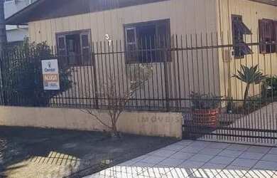 Imagem: A casa possui 3 Dormitórios, 2 Banheiros, 5 Vagas na garagem