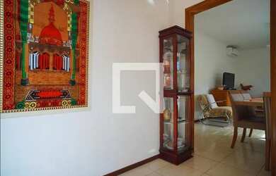 Imagem: A casa possui 3 Dormitórios, 1 Banheiro, 2 Vagas na garagem