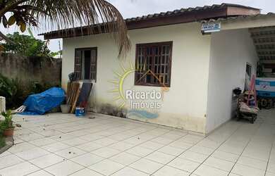 Imagem: A casa possui 4 Dormitórios, 3 Banheiros, 4 Vagas na garagem