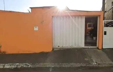 Imagem: A casa possui 3 Dormitórios, 2 Banheiros, 2 Vagas na garagem