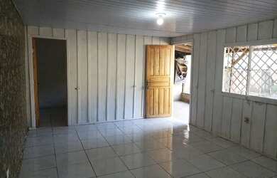 Imagem: A casa possui 2 Dormitórios, 1 Banheiro, 2 Vagas na garagem