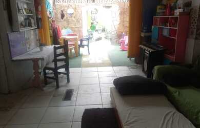 Imagem: A casa possui 1 Dormitório, Acomodam 2 pessoas e está localizado