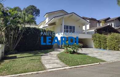 Imagem: A casa em condomínio possui 4 Dormitórios, 4 Banheiros, 4