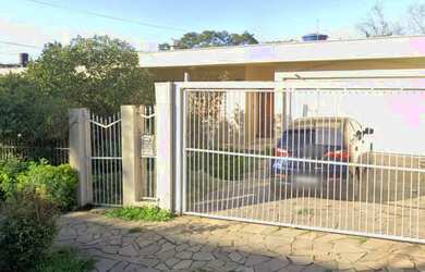 Imagem: A casa possui 3 Dormitórios, 3 Banheiros, 2 Vagas na garagem