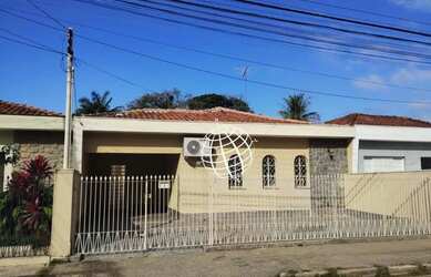 Imagem: A casa possui 3 Dormitórios, 2 Banheiros, 3 Vagas na garagem