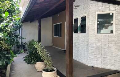 Imagem: A casa possui 3 Dormitórios, 3 Banheiros, 2 Vagas na garagem