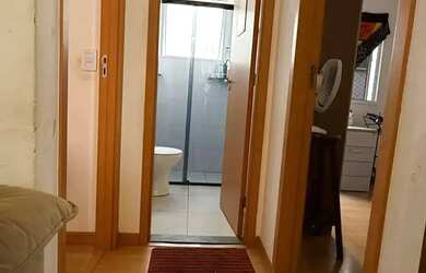 Imagem: O apartamento possui 2 Dormitórios, 1 Banheiro, 1 Vaga na garagem