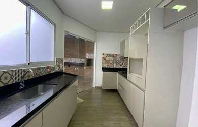 Imagem: A casa em condomínio possui 3 Dormitórios, 2 Banheiros, 2