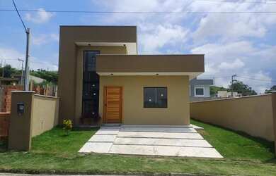 Imagem: A casa possui 3 Dormitórios, 2 Banheiros, 2 Vagas na garagem