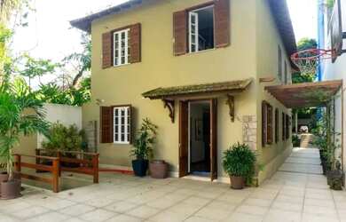 Imagem: A casa possui 5 Dormitórios, 5 Banheiros, 3 Vagas na garagem