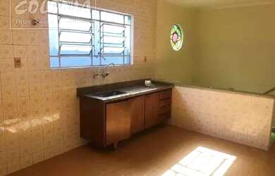 Imagem: A casa possui 2 Dormitórios, 1 Banheiro, 1 Vaga na garagem