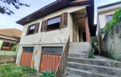 Imagem: A casa possui 3 Dormitórios, 1 Banheiro, 4 Vagas na garagem