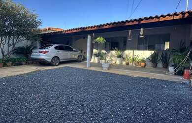 Imagem: A casa possui 3 Dormitórios, 2 Banheiros, 4 Vagas na garagem