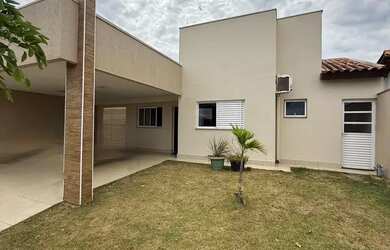 Imagem: A casa possui 3 Dormitórios, 3 Banheiros, 2 Vagas na garagem