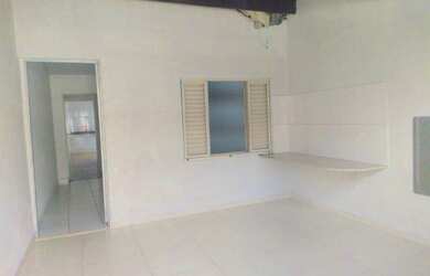 Imagem: A casa possui 2 Dormitórios, 1 Banheiro, 1 Vaga na garagem