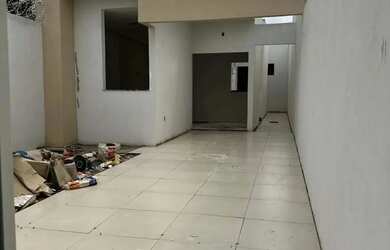 Imagem: A casa possui 3 Dormitórios, 2 Banheiros, 3 Vagas na garagem