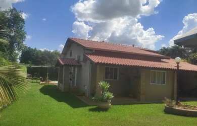 Imagem: A casa possui 3 Dormitórios, 3 Banheiros, 2 Vagas na garagem