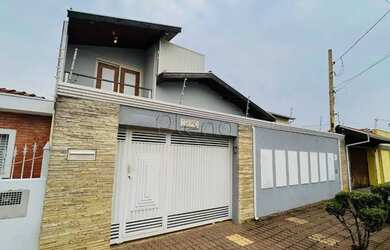 Imagem: A casa possui 4 Dormitórios, 3 Banheiros, 2 Vagas na garagem