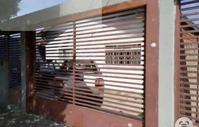 Imagem: A casa possui 3 Dormitórios, 2 Banheiros, 2 Vagas na garagem