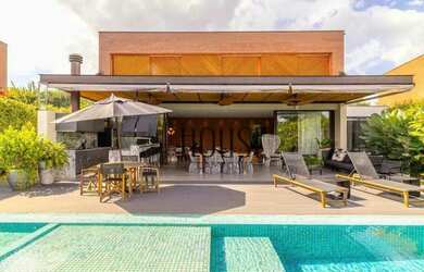 Imagem: A casa em condomínio possui 4 Dormitórios, 5 Banheiros, 5