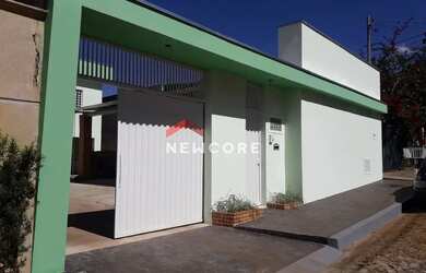 Imagem: A casa possui 3 Dormitórios, 2 Banheiros, 5 Vagas na garagem