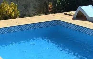 Imagem: A casa possui 1 Dormitório, 2 Banheiros, 2 Vagas na garagem