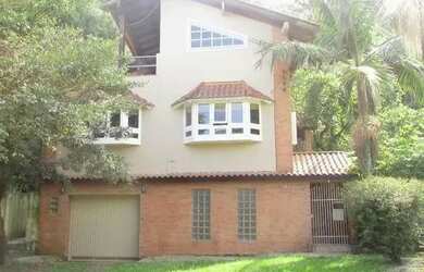 Imagem: A casa possui 2 Dormitórios, 2 Banheiros, 3 Vagas na garagem