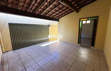 Imagem: A casa possui 3 Dormitórios, 3 Banheiros, 2 Vagas na garagem