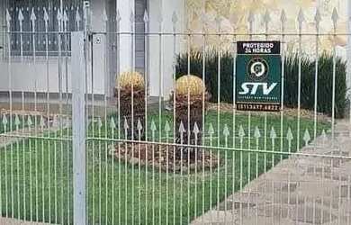 Imagem: A casa possui 3 Dormitórios, 1 Banheiro, 3 Vagas na garagem