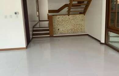 Imagem: A casa possui 4 Dormitórios, 4 Banheiros, 4 Vagas na garagem