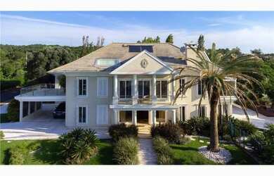 Imagem: A casa possui 5 Dormitórios, 5 Banheiros, 5 Vagas na garagem