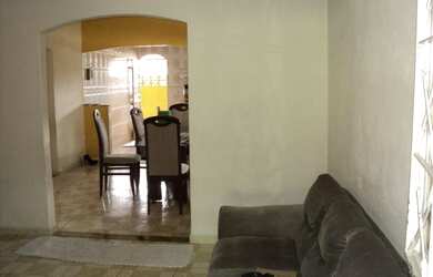 Imagem: A casa possui 3 Dormitórios, 2 Banheiros, 2 Vagas na garagem