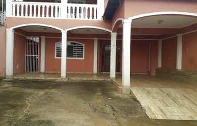 Imagem: A casa possui 4 Dormitórios, 3 Banheiros, 4 Vagas na garagem