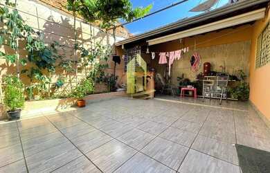 Imagem: A casa possui 3 Dormitórios, 2 Banheiros, 2 Vagas na garagem