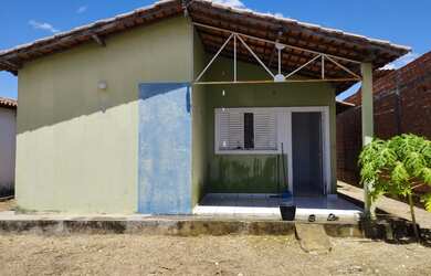 Imagem: A casa possui 3 Dormitórios, 2 Banheiros, 2 Vagas na garagem