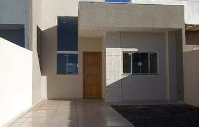 Imagem: A casa possui 2 Dormitórios, 1 Banheiro, 2 Vagas na garagem