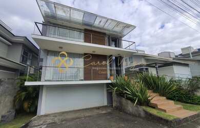 Imagem: A casa possui 3 Dormitórios, 3 Banheiros, 3 Vagas na garagem