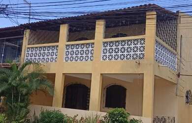 Imagem: A casa possui 4 Dormitórios, 2 Banheiros, 2 Vagas na garagem