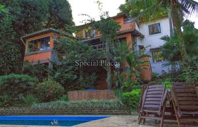 Imagem: A casa em condomínio possui 4 Dormitórios, 5 Banheiros, 1