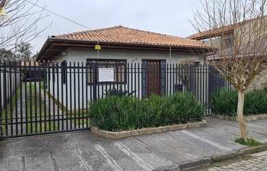 Imagem: A casa possui 4 Dormitórios, 5 Banheiros, 5 Vagas na garagem