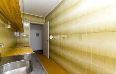 Imagem: O apartamento possui 2 Dormitórios, 1 Banheiro, 1 Vaga na garagem