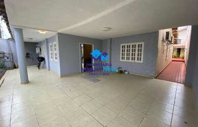 Imagem: A casa possui 4 Dormitórios, 4 Banheiros, 2 Vagas na garagem