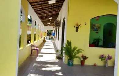 Imagem: A casa possui 4 Dormitórios, 2 Banheiros, 4 Vagas na garagem