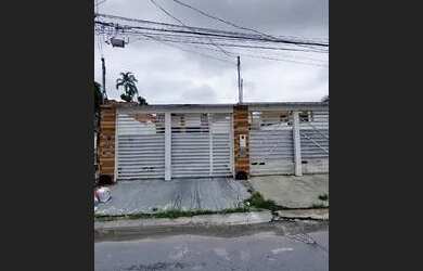 Imagem: A casa possui 3 Dormitórios, 2 Banheiros, 3 Vagas na garagem