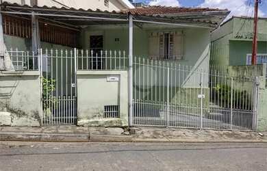 Imagem: A casa possui 2 Dormitórios, 1 Banheiro, 1 Vaga na garagem